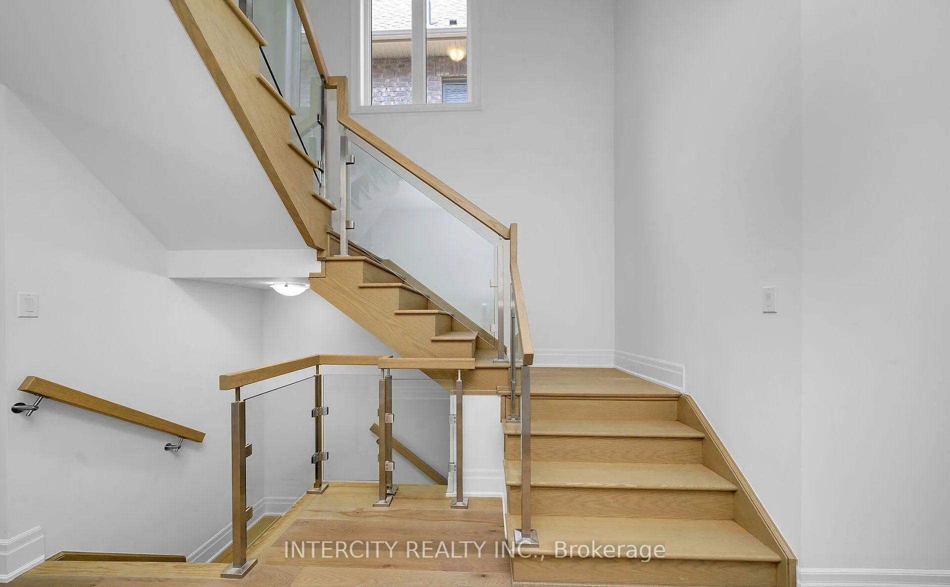 Photo 17 of 9 Sophies Court, Vaughan, Kleinburg — HOMEH