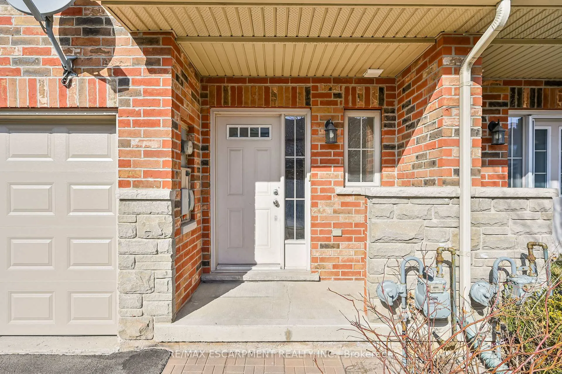 Photo 4 of 12 Marina Point Crescent, Hamilton, Stoney Creek — HOMEH