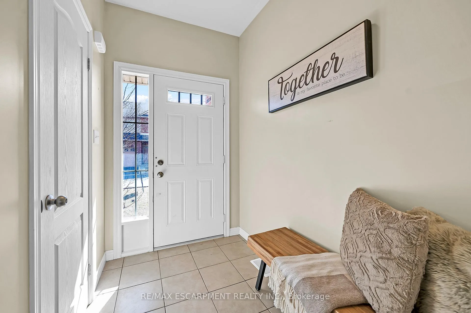 Photo 6 of 12 Marina Point Crescent, Hamilton, Stoney Creek — HOMEH