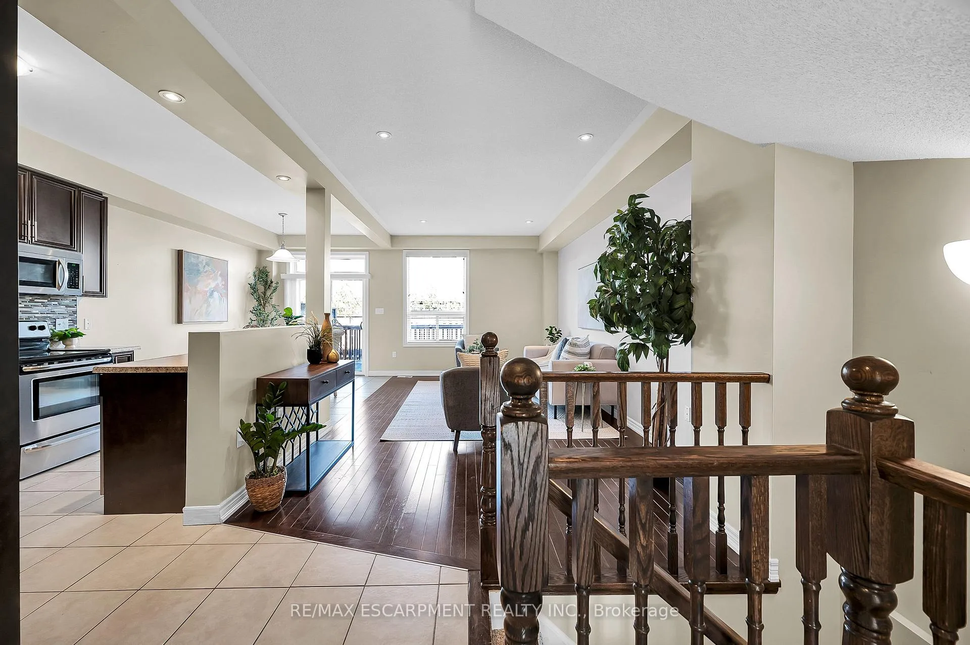 Photo 8 of 12 Marina Point Crescent, Hamilton, Stoney Creek — HOMEH