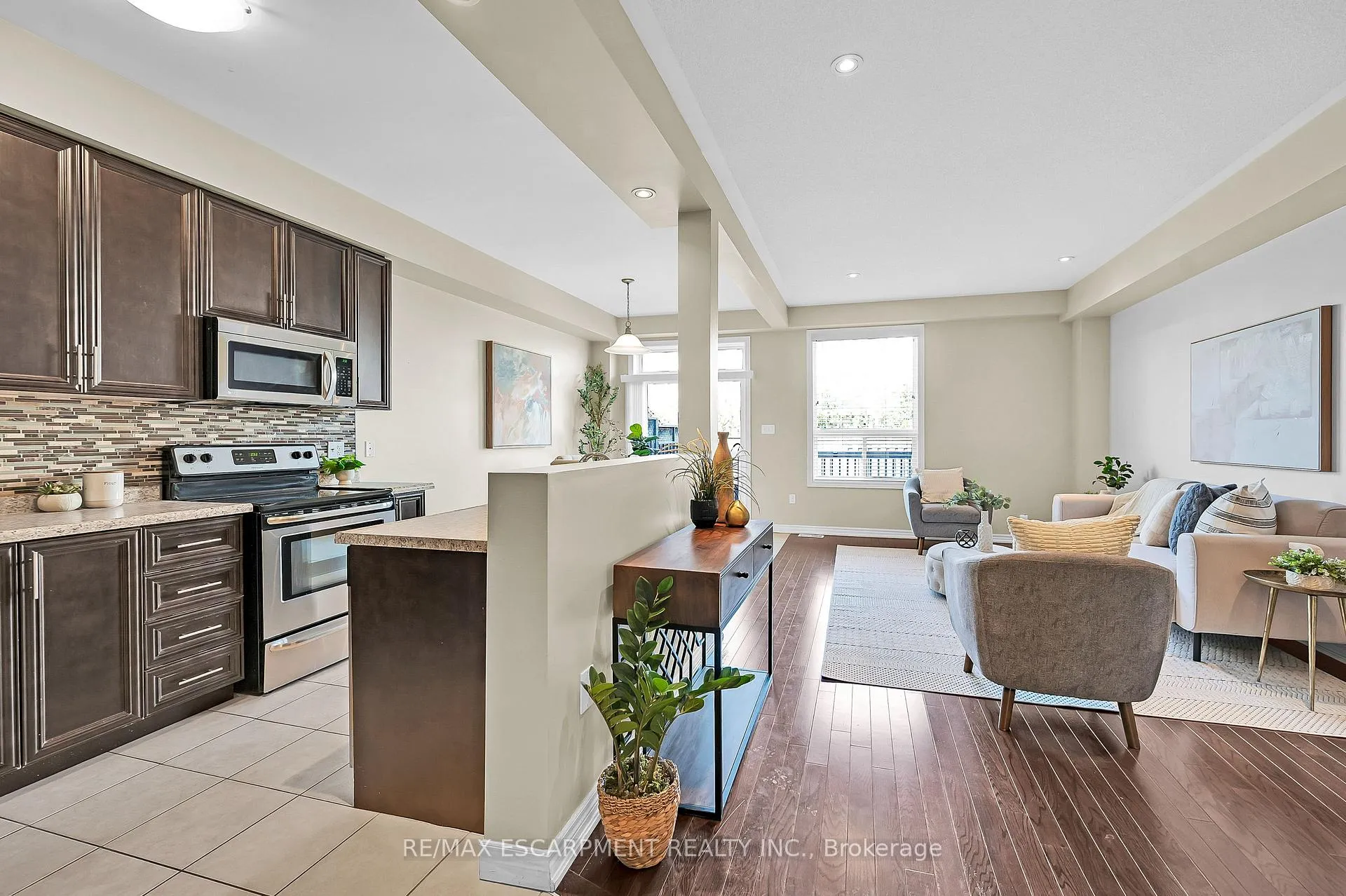 Photo 9 of 12 Marina Point Crescent, Hamilton, Stoney Creek — HOMEH