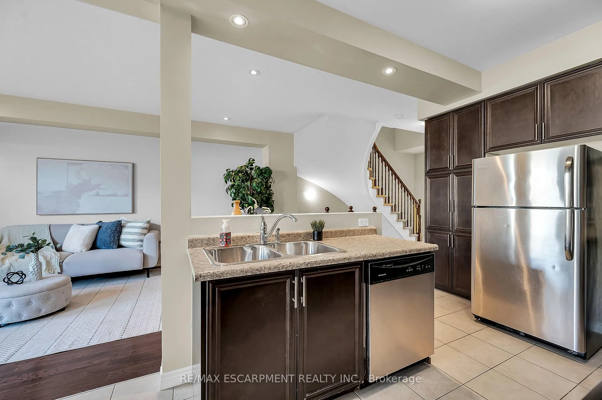 Photo 18 of 12 Marina Point Crescent, Hamilton, Stoney Creek — HOMEH