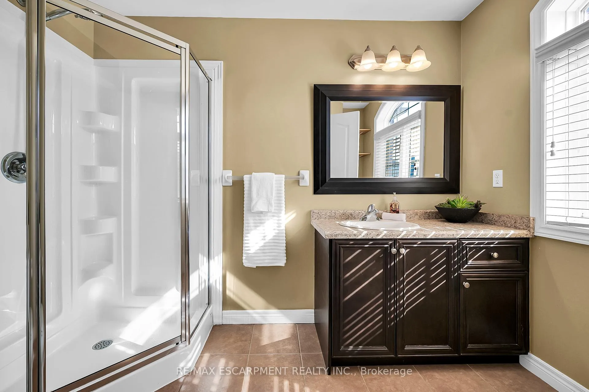 Photo 29 of 12 Marina Point Crescent, Hamilton, Stoney Creek — HOMEH