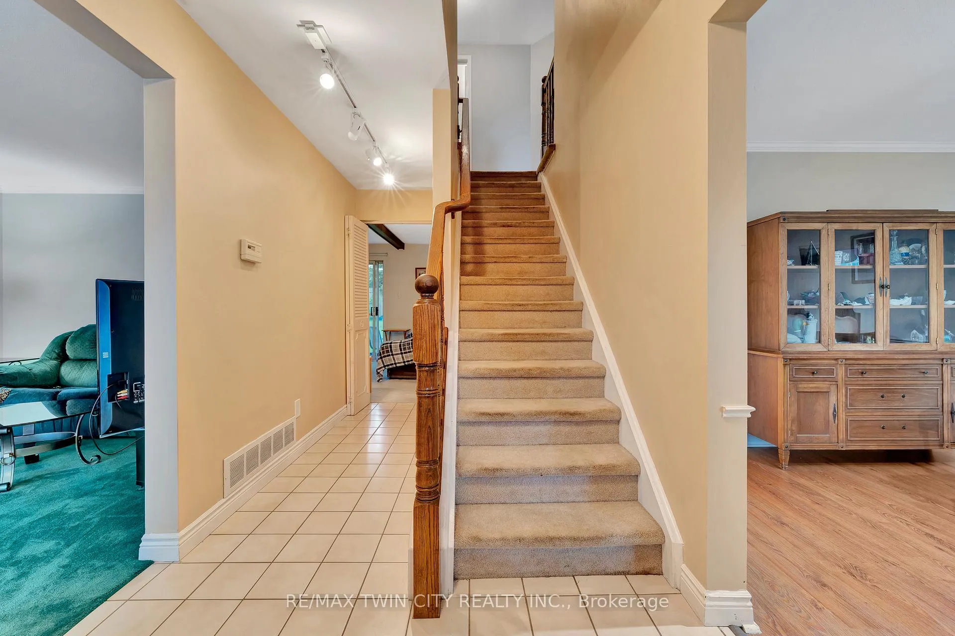 Photo 5 of 12 Forestwood Drive, Kitchener — HOMEH
