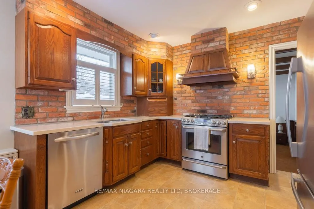 Photo 6 of 47 Thorndale Avenue, St. Catharines, Haig — HOMEH