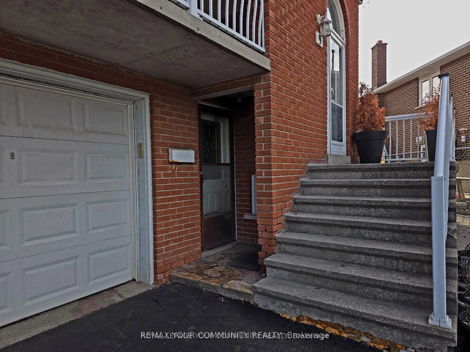 Photo 2 of 9 Stocco Court, Vaughan, West Woodbridge — HOMEH