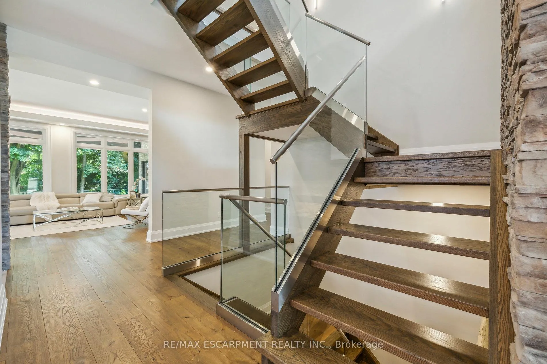 Photo 5 of 60 Garden Avenue, Hamilton, Ancaster — HOMEH