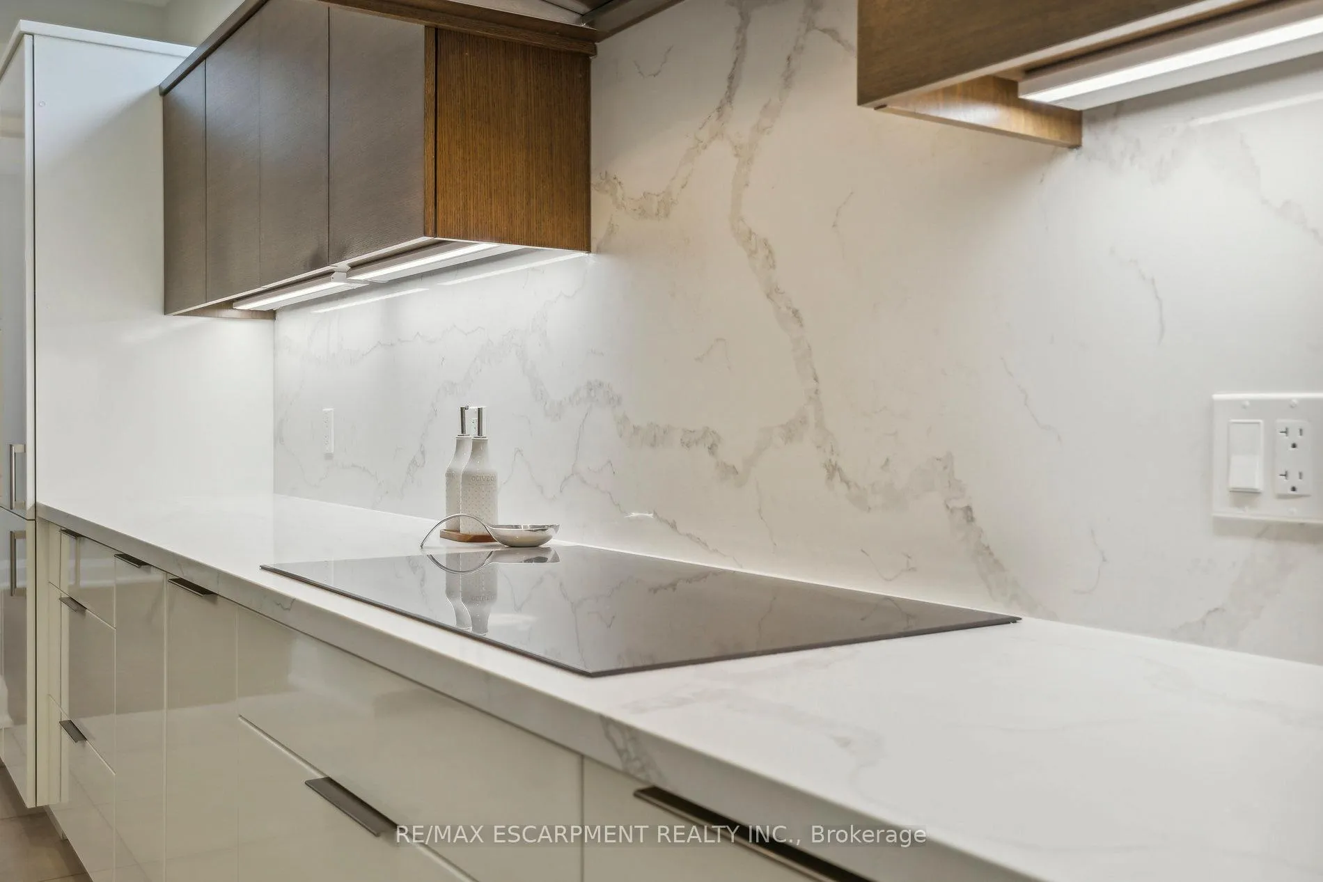 Photo 10 of 60 Garden Avenue, Hamilton, Ancaster — HOMEH
