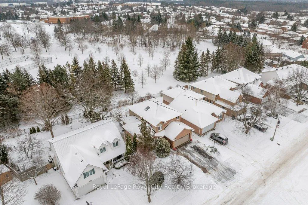 Photo 2 of 20 Tanager Drive, Guelph, Kortright Hills — HOMEH