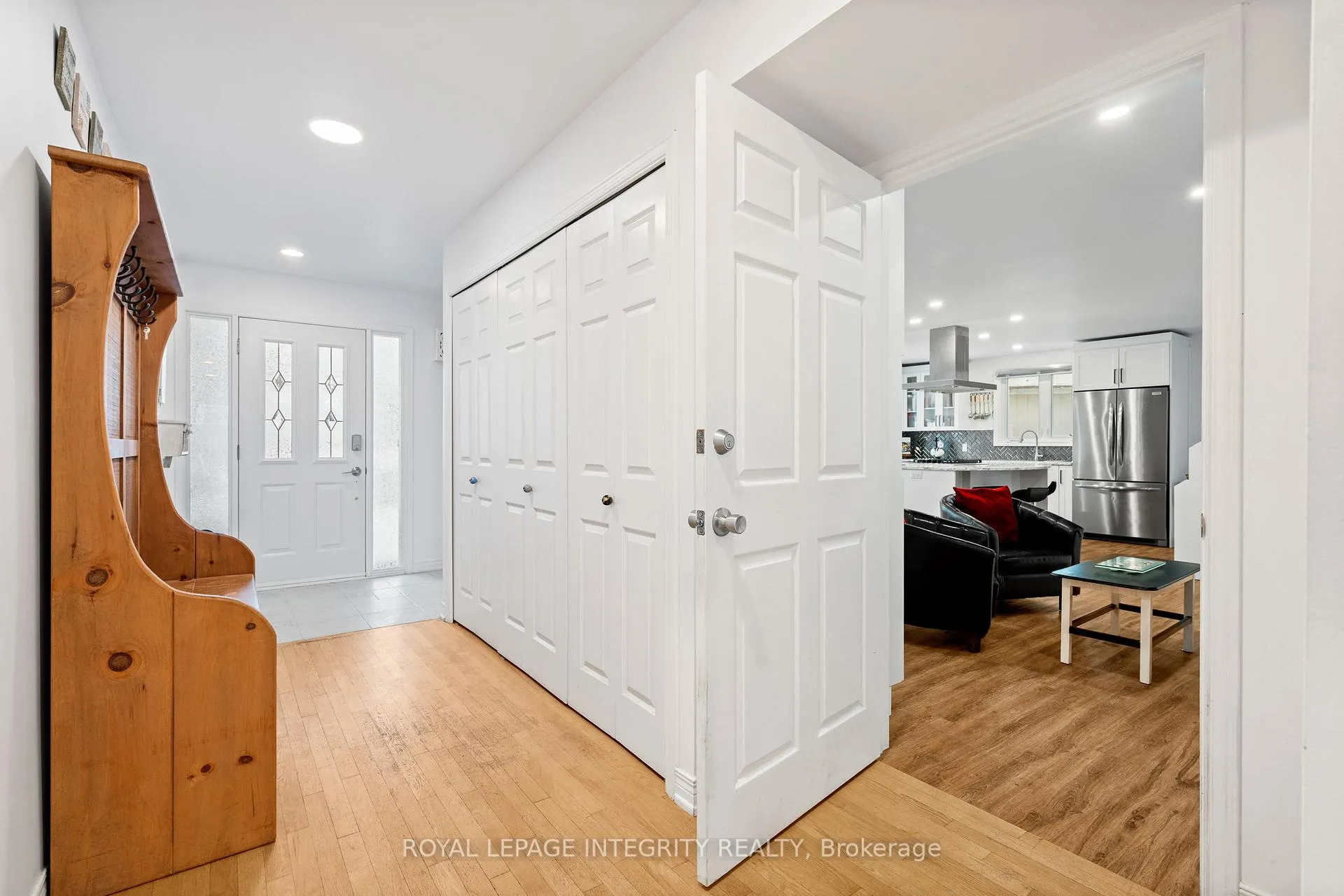 Photo 2 of 16 St Andrews Circle, Ottawa, Kanata - Glencairn/Hazeldean — HOMEH