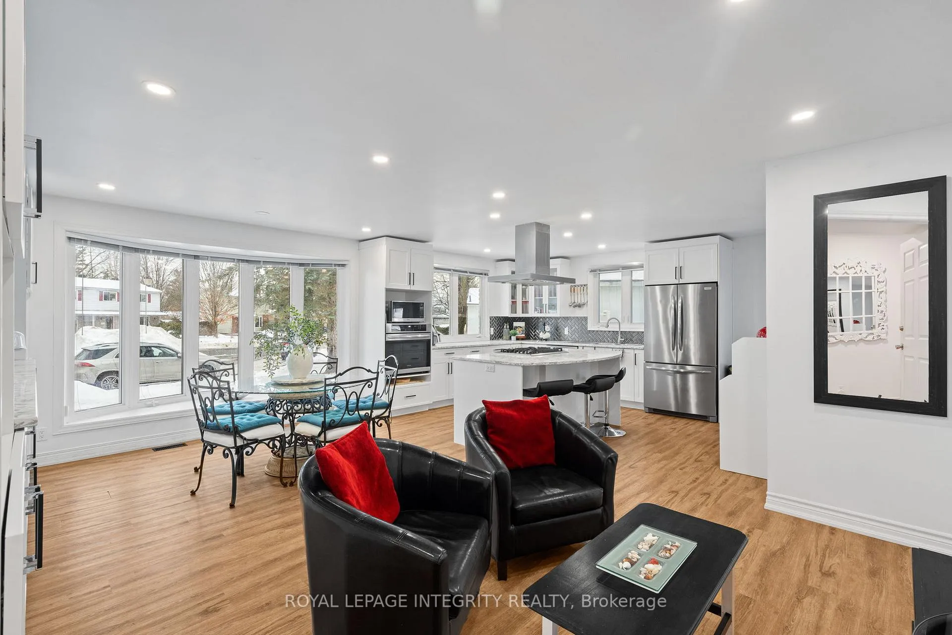 Photo 3 of 16 St Andrews Circle, Ottawa, Kanata - Glencairn/Hazeldean — HOMEH