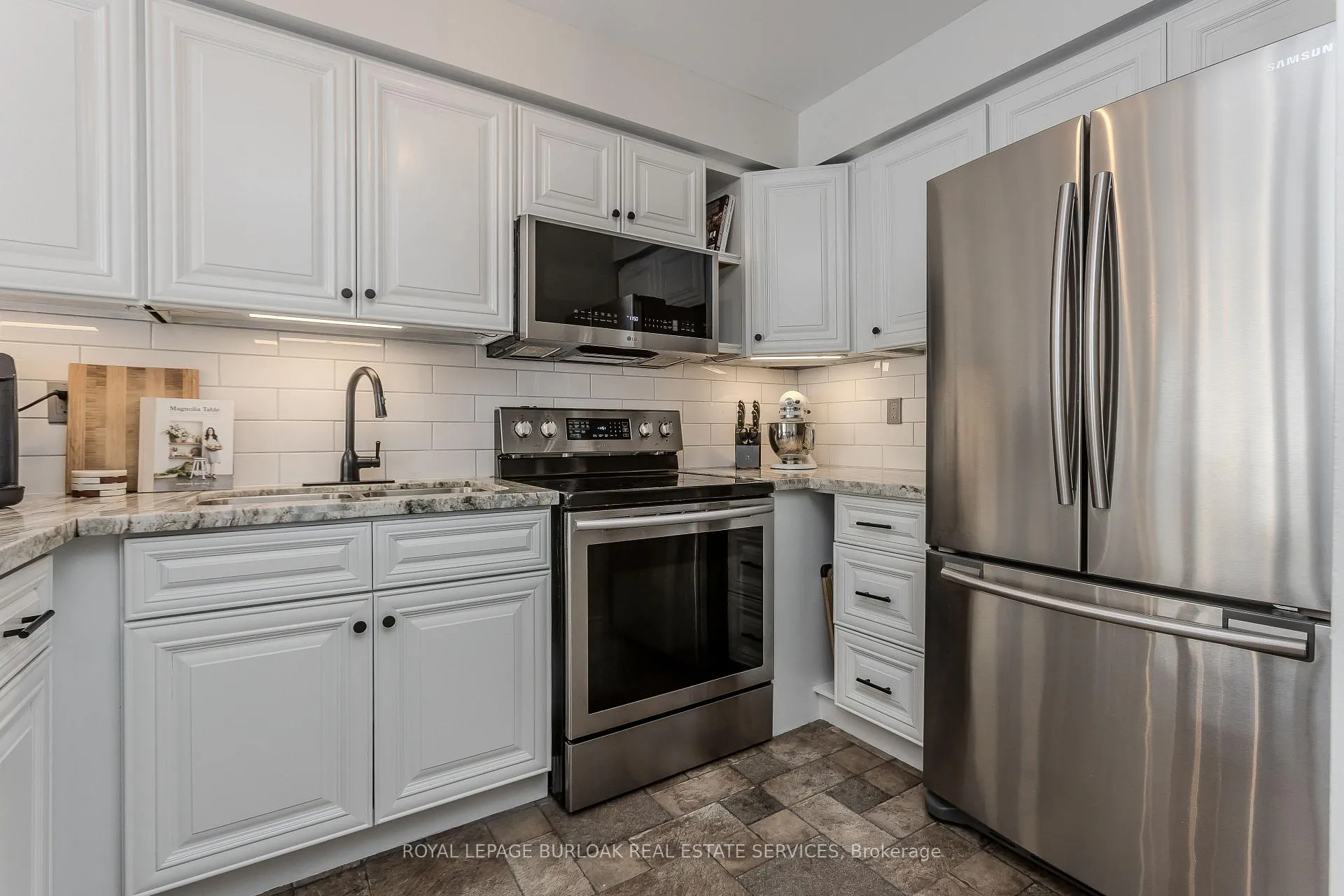 Photo 14 of 12 Thornlodge Drive, Hamilton, Waterdown — HOMEH