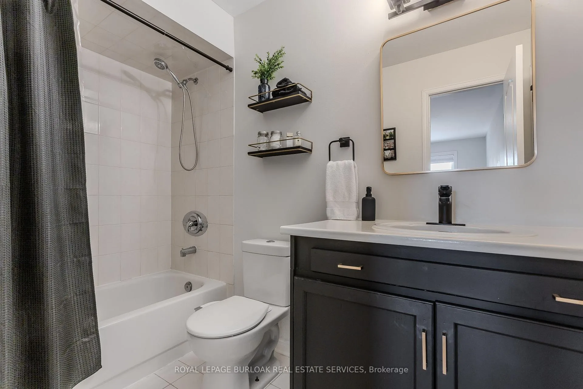 Photo 34 of 12 Thornlodge Drive, Hamilton, Waterdown — HOMEH