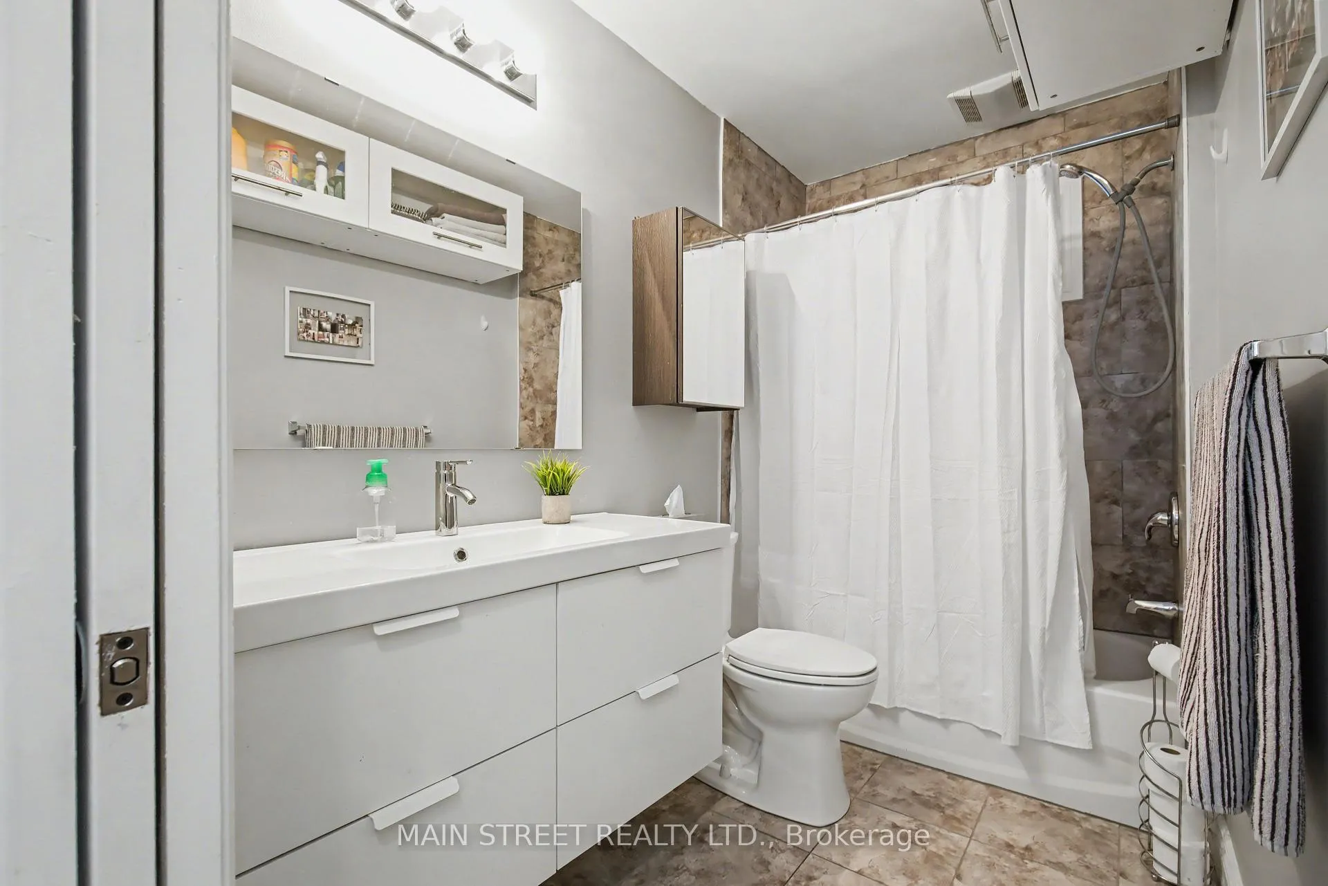 Photo 13 of 203 Gibbons Street, Oshawa, McLaughlin — HOMEH