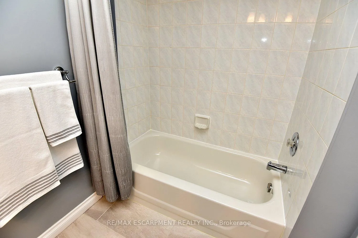 Photo 34 of 27 Pirie Drive, Hamilton, Dundas — HOMEH