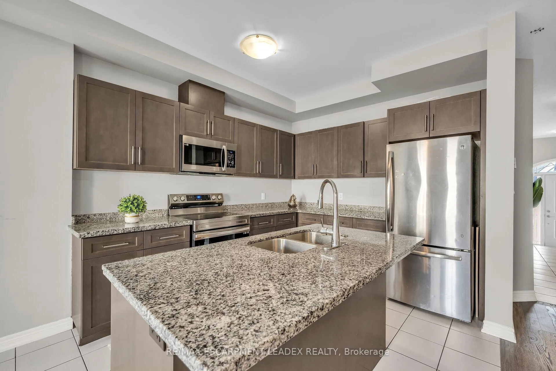 Photo 9 of 71 Sonoma Valley Crescent, Hamilton, Mewburn — HOMEH