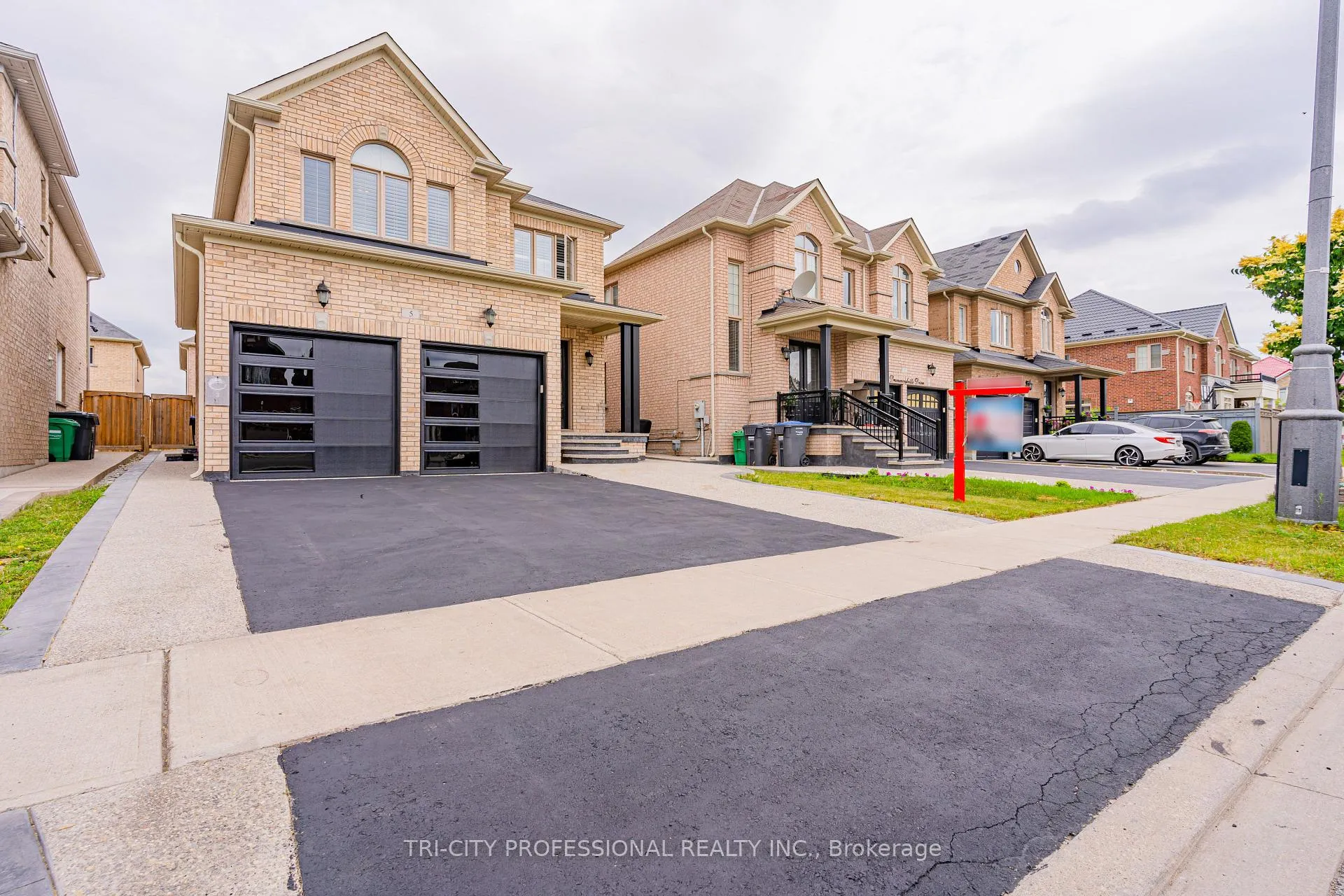 Photo 2 of 5 Drummondville Drive, Brampton, Bram East — HOMEH