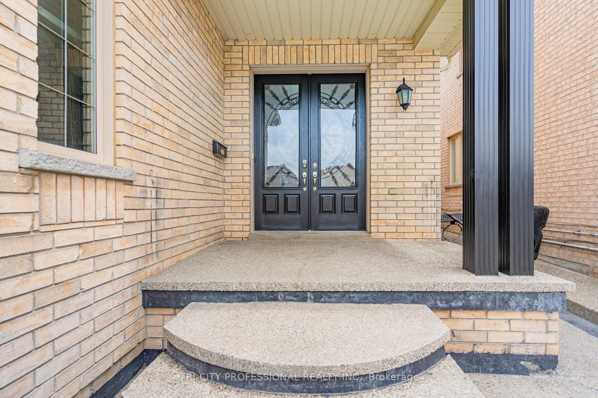 Photo 3 of 5 Drummondville Drive, Brampton, Bram East — HOMEH