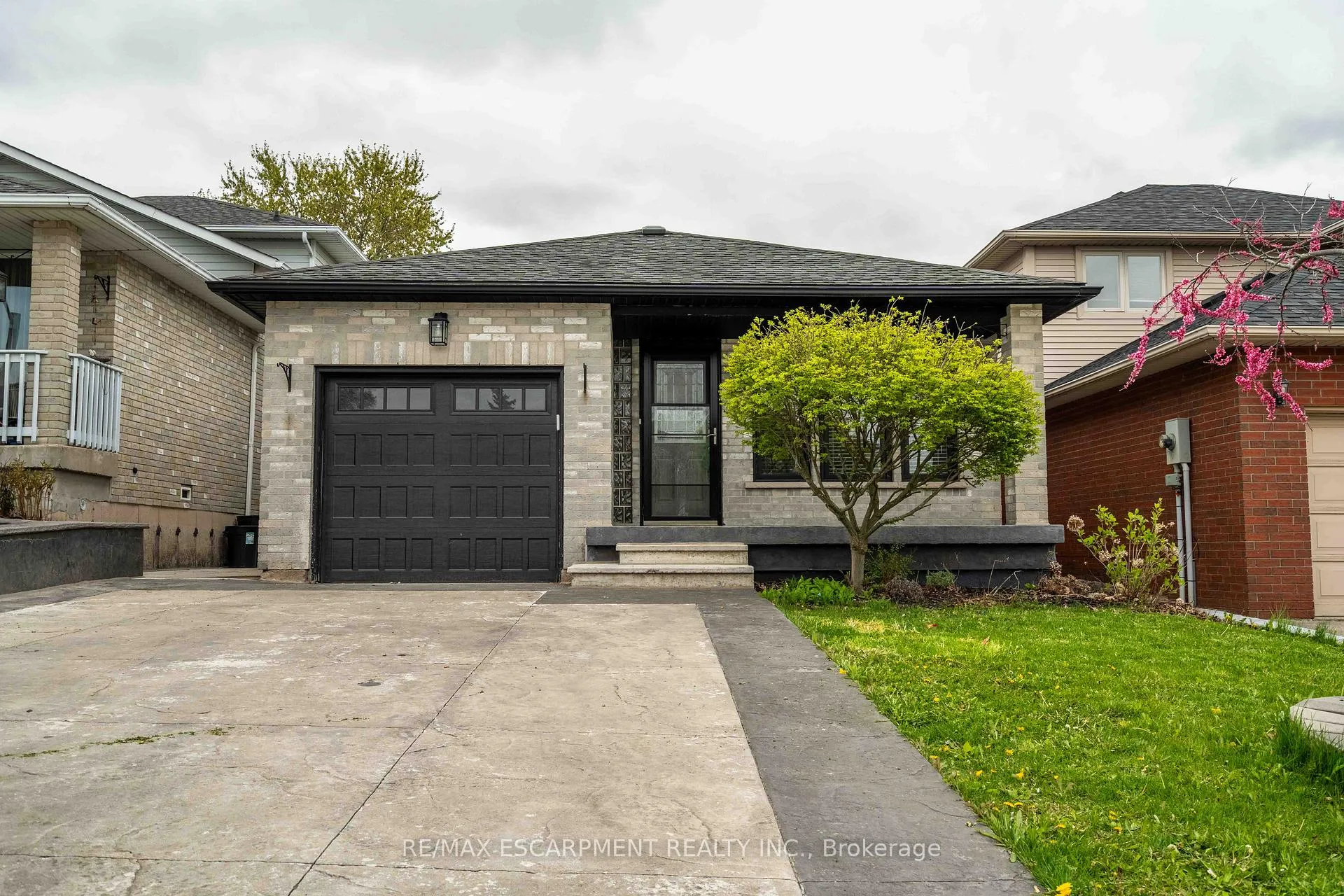 Photo 3 of 304 Acadia Drive, Hamilton, Butler — HOMEH