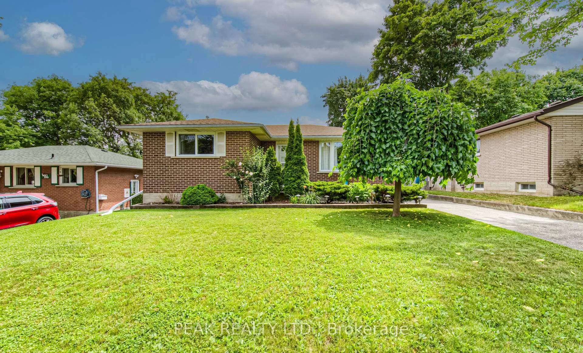 Photo 2 of 31 Hillmount Street, Kitchener — HOMEH