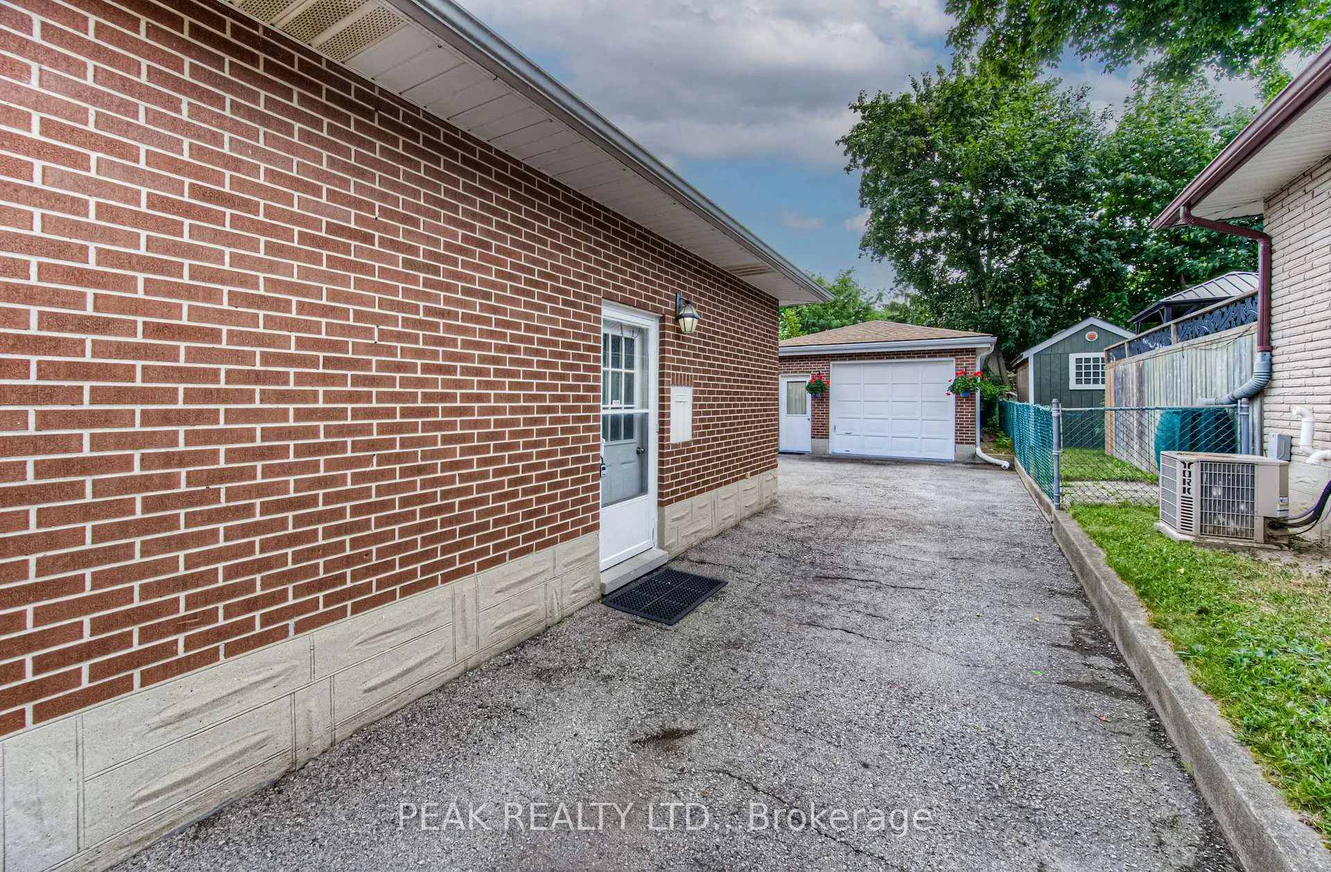 Photo 5 of 31 Hillmount Street, Kitchener — HOMEH