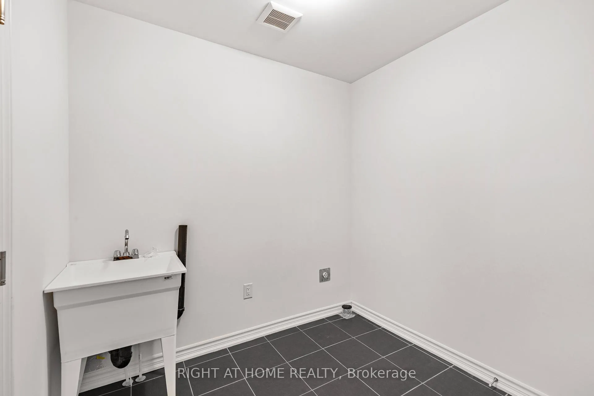 Photo 12 of 12 Sassafras Road, Springwater, Midhurst — HOMEH