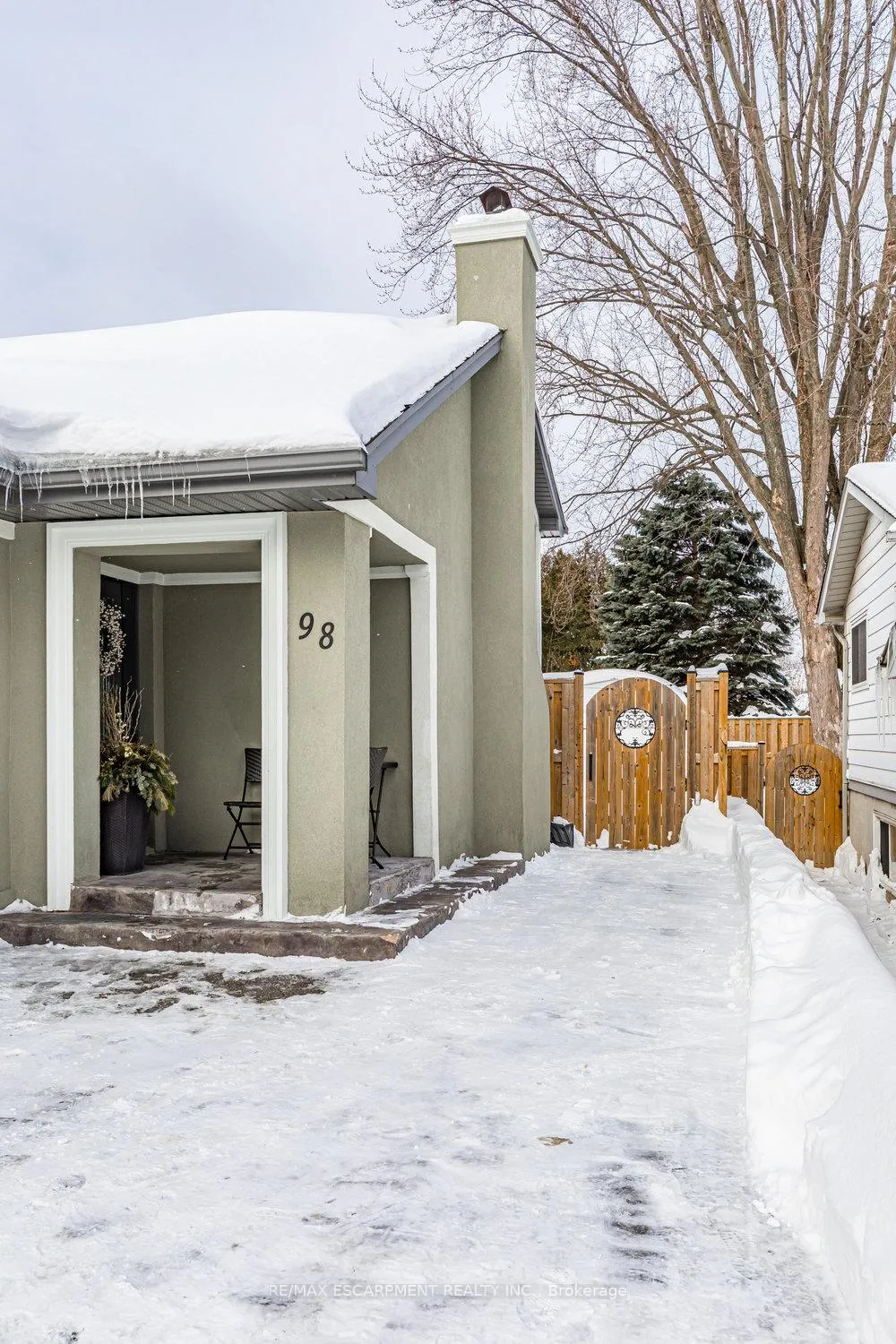 Photo 2 of 98 Forestgate Drive, Hamilton, Fessenden — HOMEH