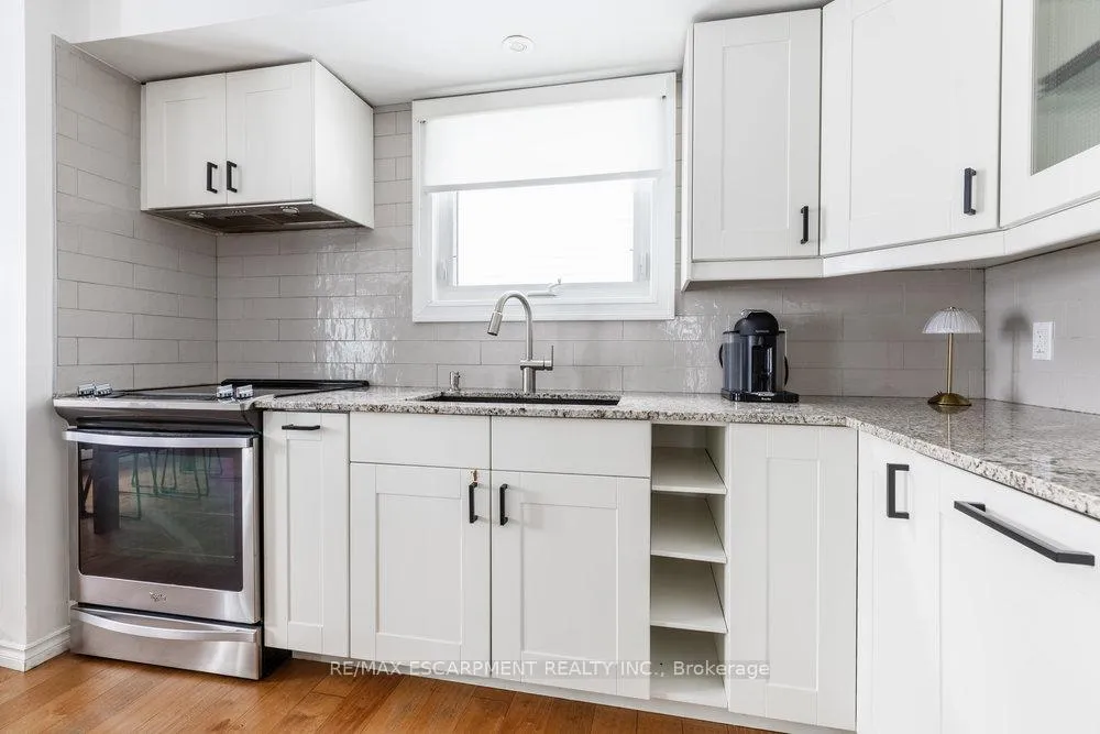 Photo 13 of 98 Forestgate Drive, Hamilton, Fessenden — HOMEH