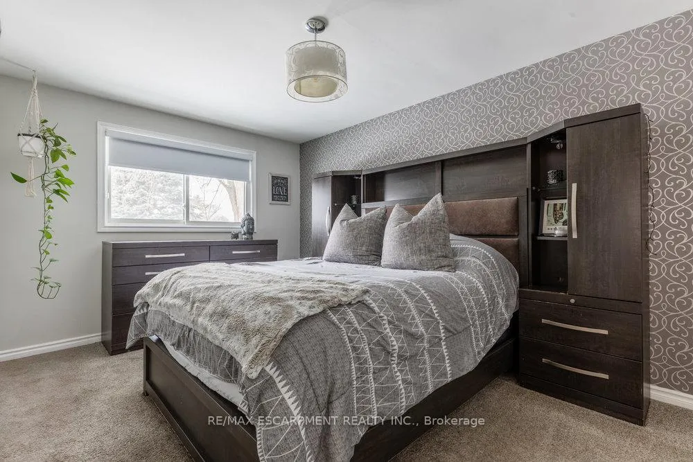 Photo 16 of 98 Forestgate Drive, Hamilton, Fessenden — HOMEH