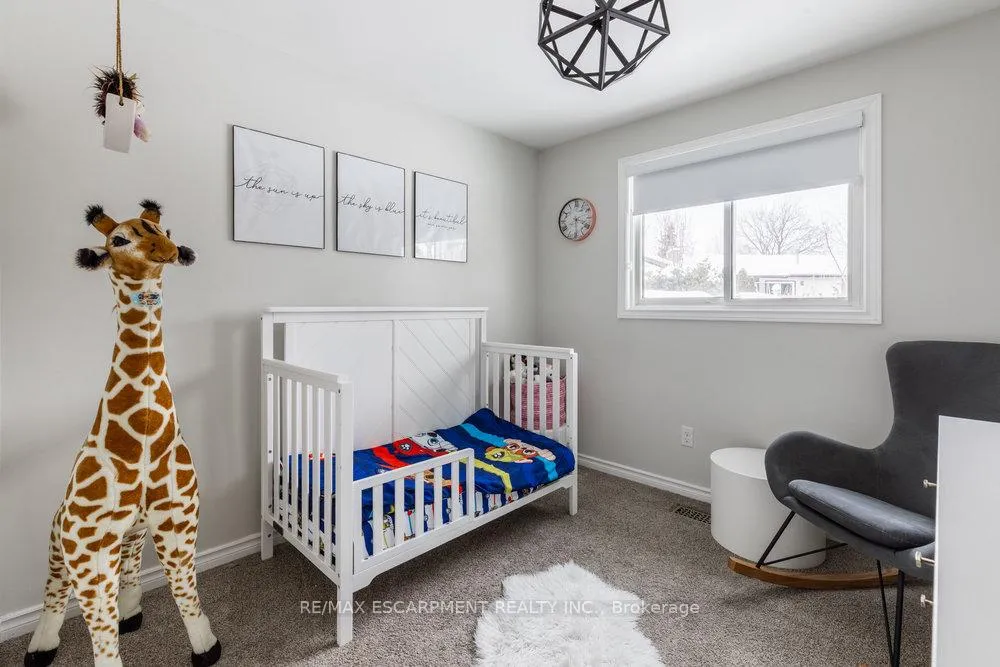 Photo 19 of 98 Forestgate Drive, Hamilton, Fessenden — HOMEH