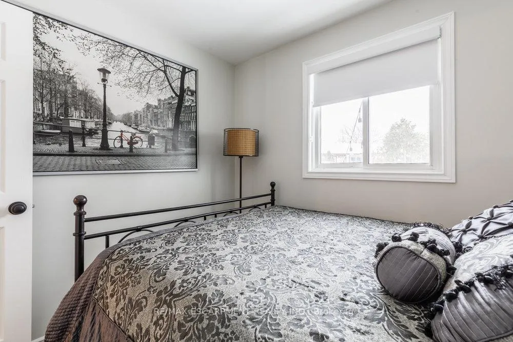Photo 22 of 98 Forestgate Drive, Hamilton, Fessenden — HOMEH