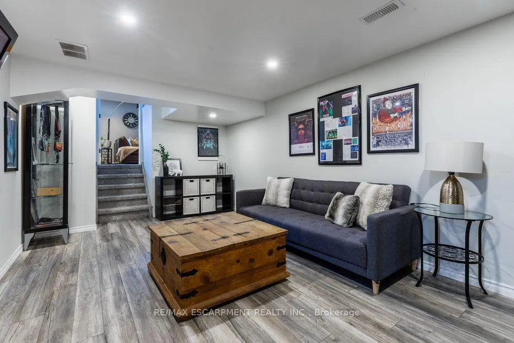 Photo 35 of 98 Forestgate Drive, Hamilton, Fessenden — HOMEH