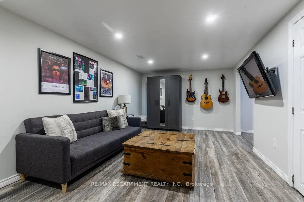 Photo 36 of 98 Forestgate Drive, Hamilton, Fessenden — HOMEH