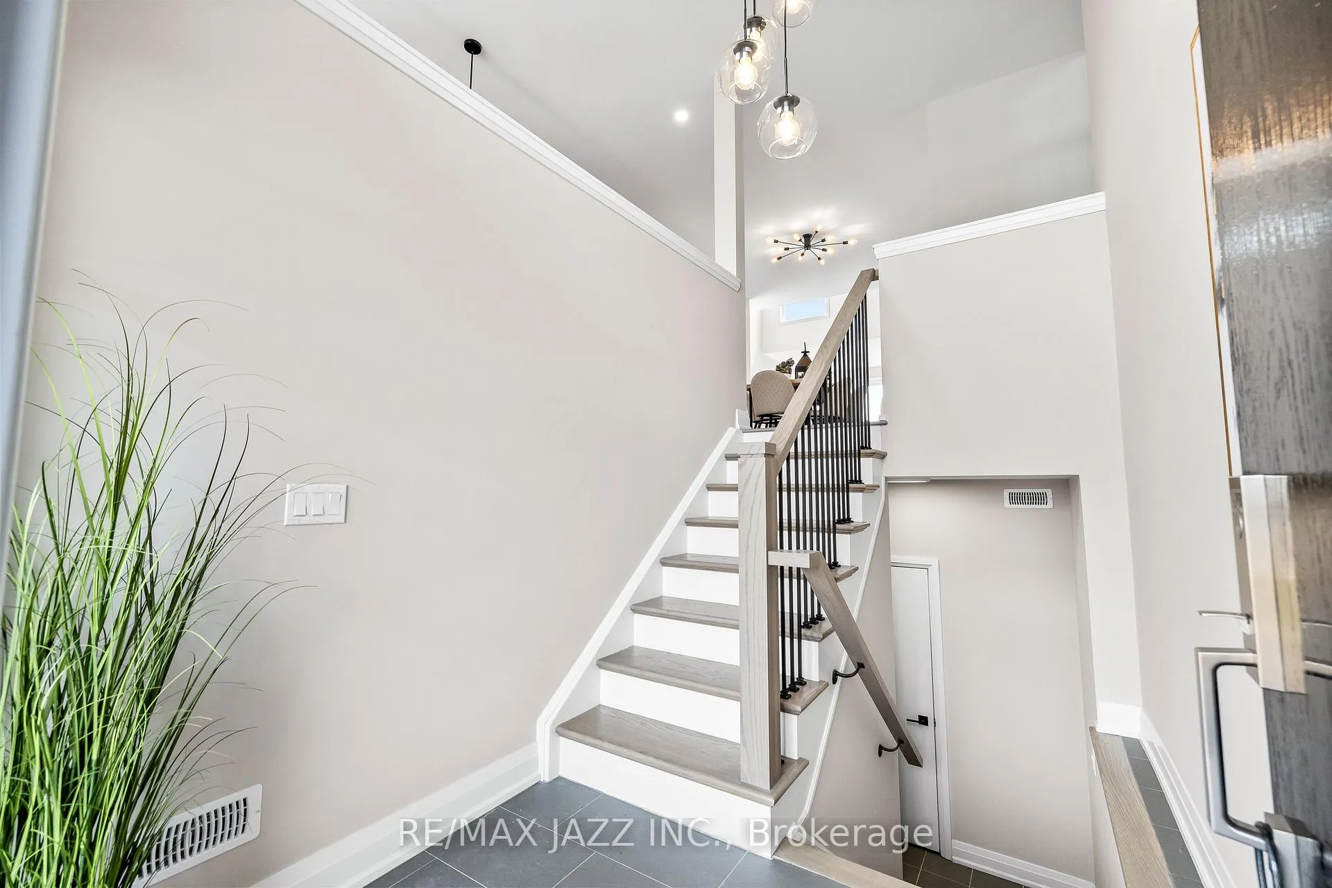 Photo 3 of 917 Dundas Street W, Whitby, Lynde Creek — HOMEH