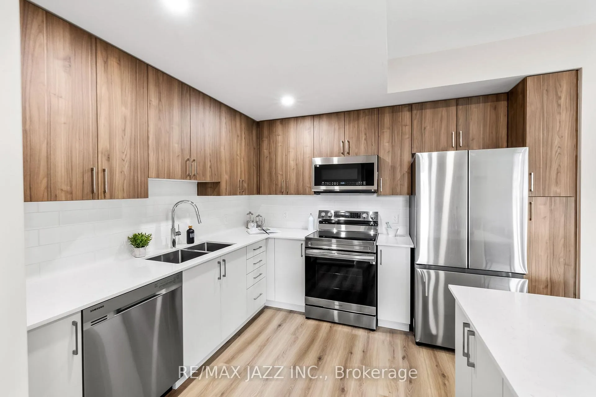 Photo 36 of 917 Dundas Street W, Whitby, Lynde Creek — HOMEH