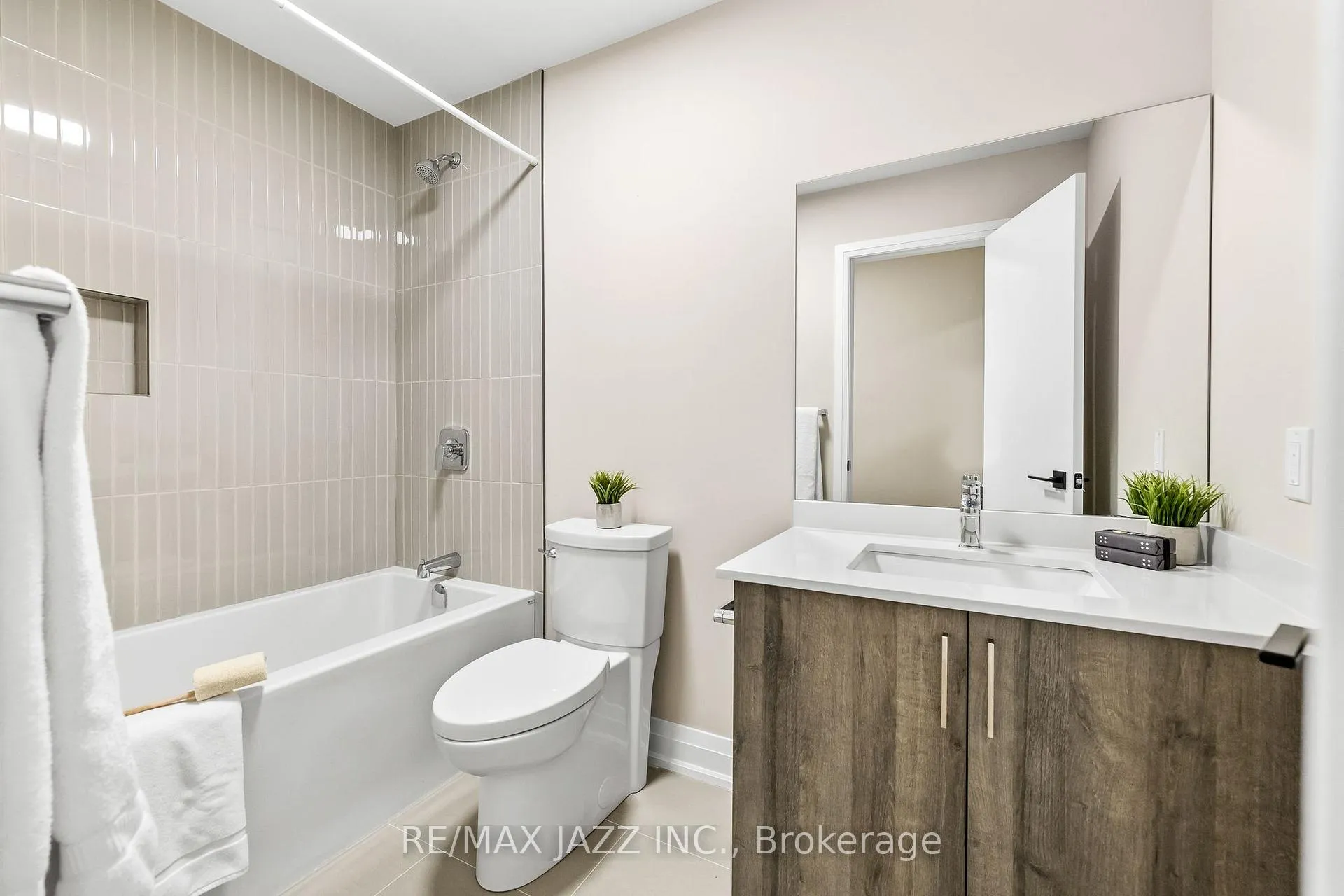 Photo 43 of 917 Dundas Street W, Whitby, Lynde Creek — HOMEH