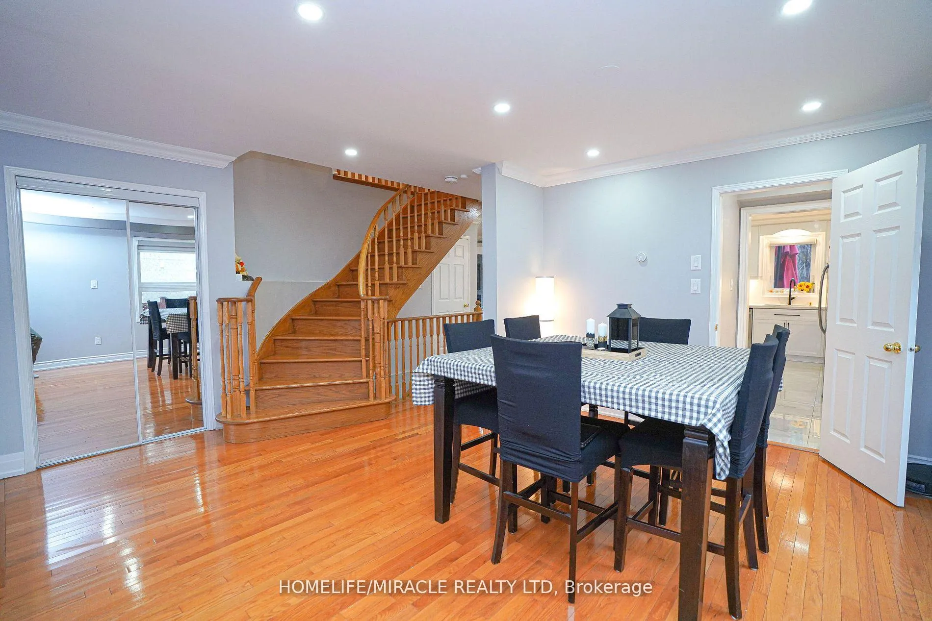 Photo 3 of 6 Maplecrest Court, Brampton, Vales of Castlemore — HOMEH