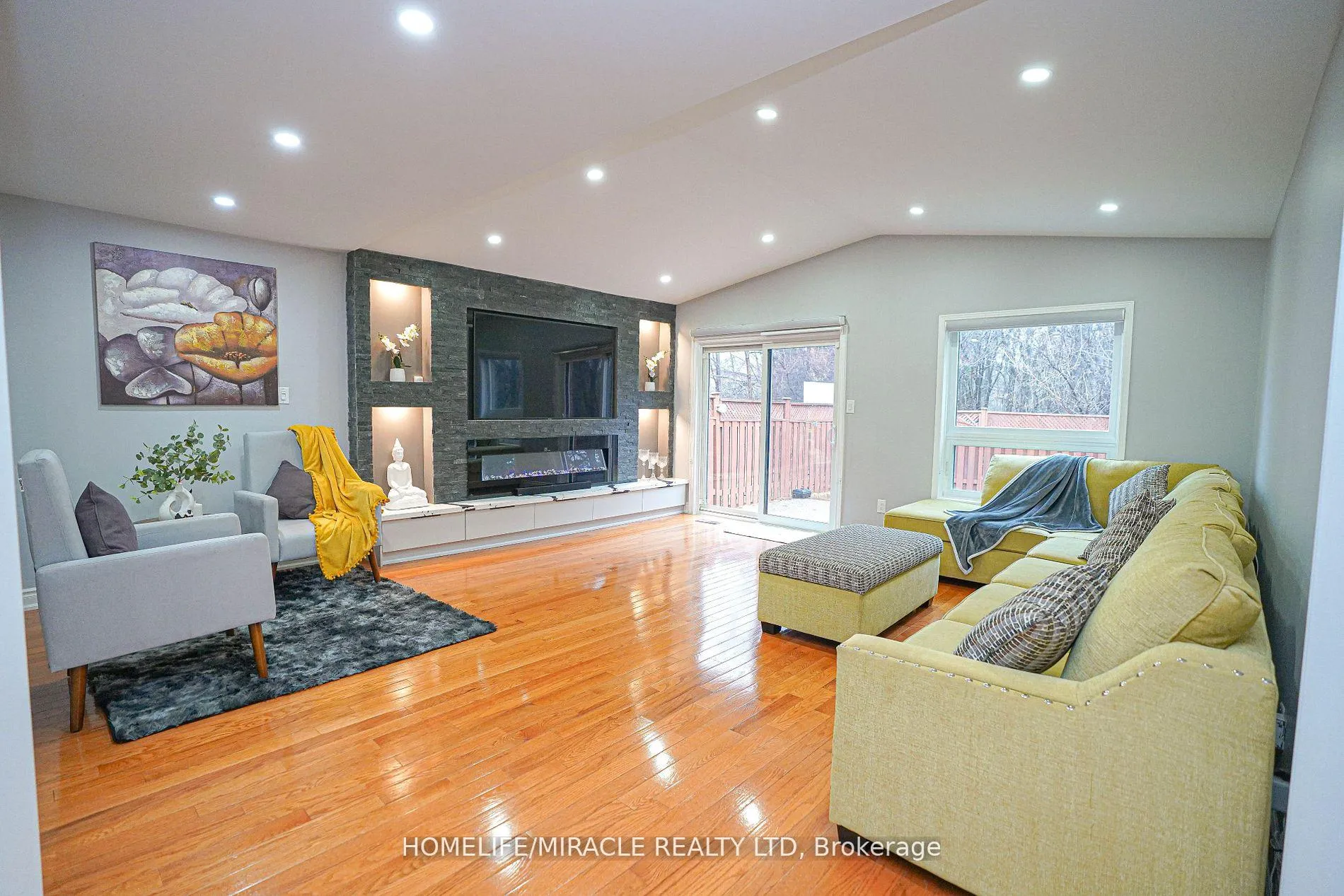 Photo 10 of 6 Maplecrest Court, Brampton, Vales of Castlemore — HOMEH