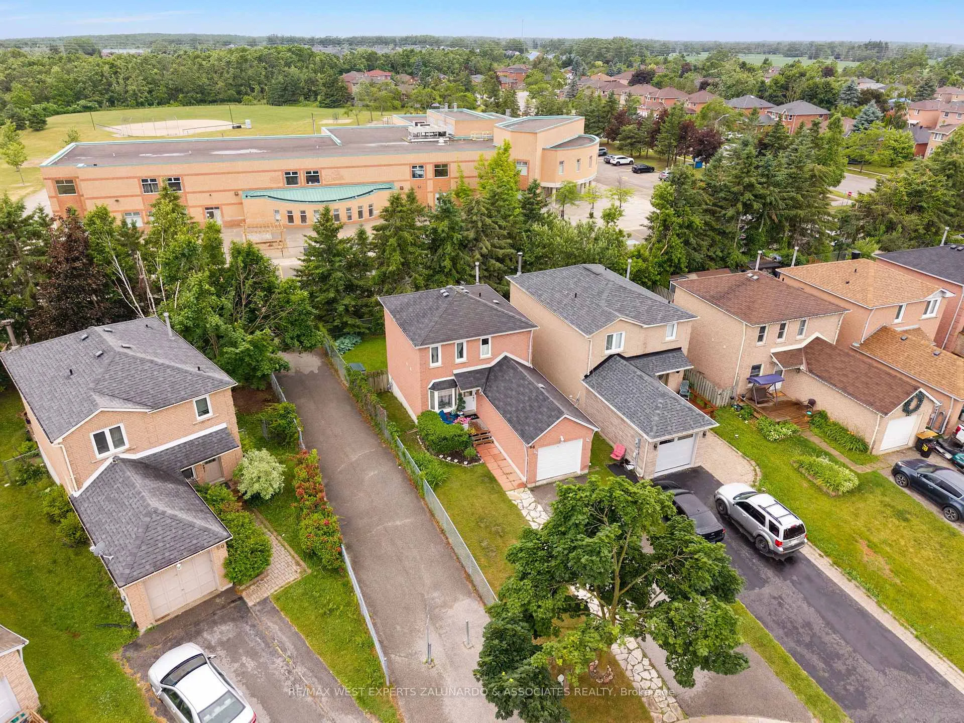 Photo 3 of 64 Wallace Drive, Barrie, Northwest — HOMEH