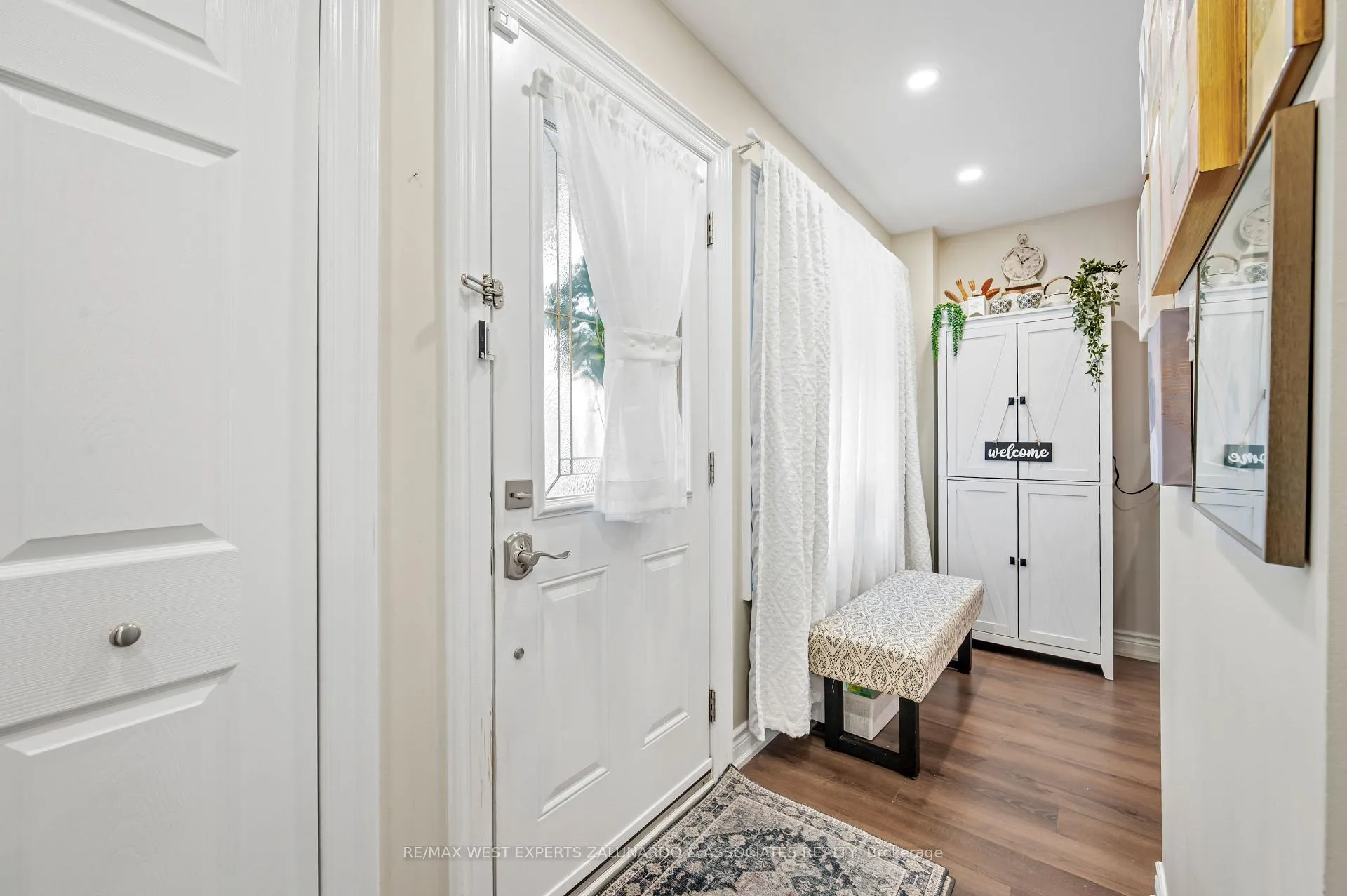 Photo 4 of 64 Wallace Drive, Barrie, Northwest — HOMEH