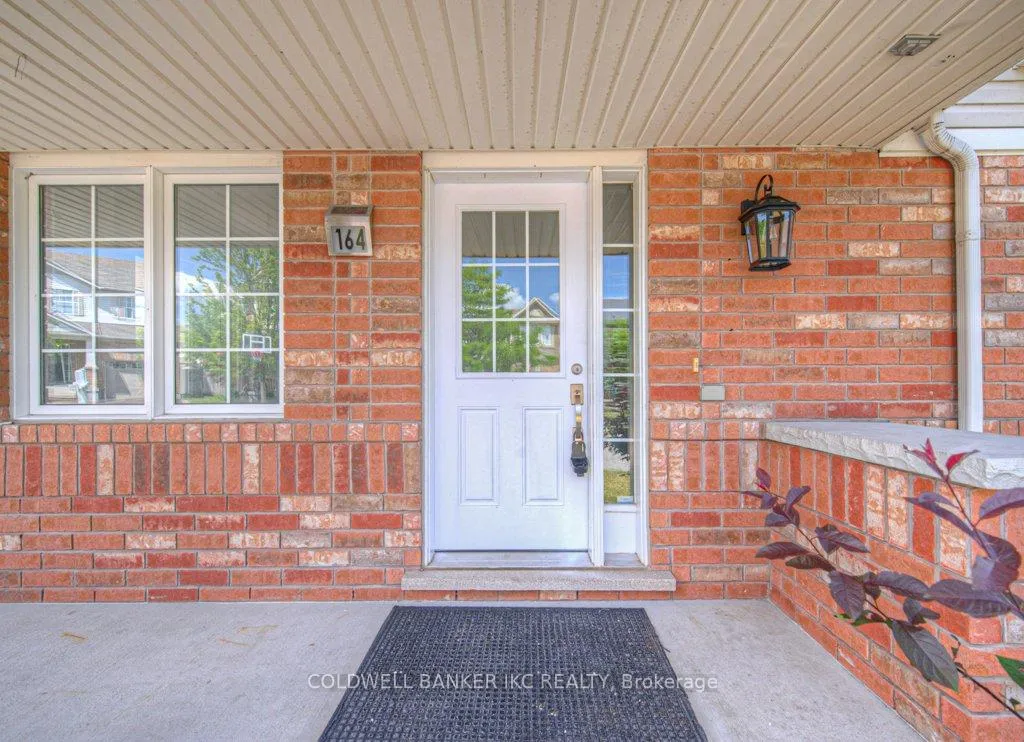 Photo 4 of 164 Chase Crescent, Cambridge, Silver Heights — HOMEH