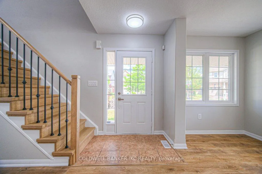 Photo 6 of 164 Chase Crescent, Cambridge, Silver Heights — HOMEH