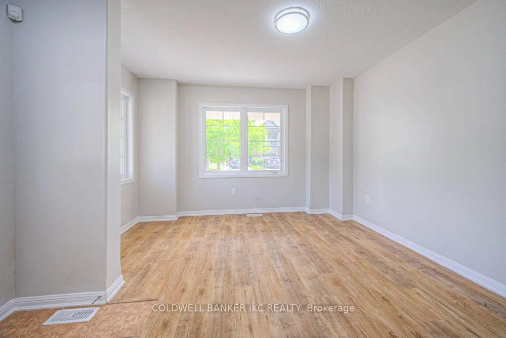 Photo 7 of 164 Chase Crescent, Cambridge, Silver Heights — HOMEH