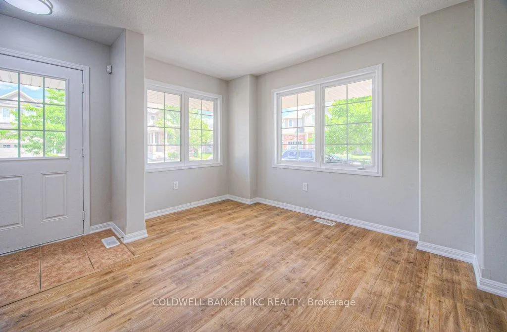 Photo 9 of 164 Chase Crescent, Cambridge, Silver Heights — HOMEH