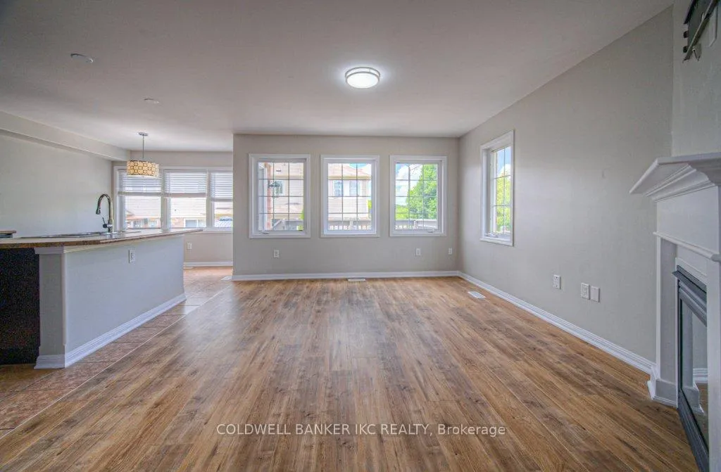 Photo 10 of 164 Chase Crescent, Cambridge, Silver Heights — HOMEH