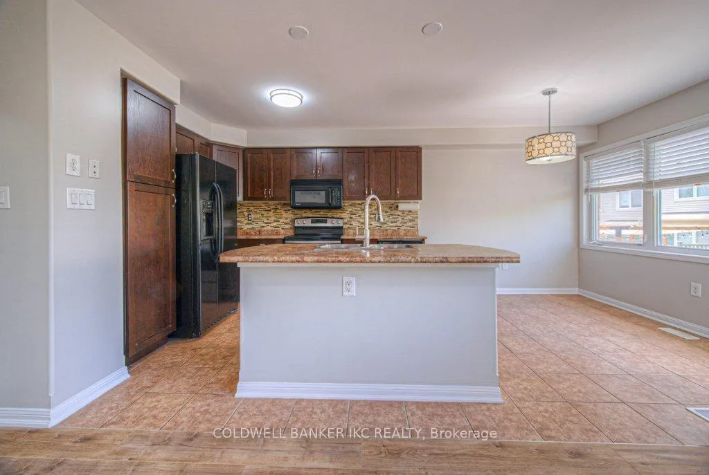 Photo 13 of 164 Chase Crescent, Cambridge, Silver Heights — HOMEH
