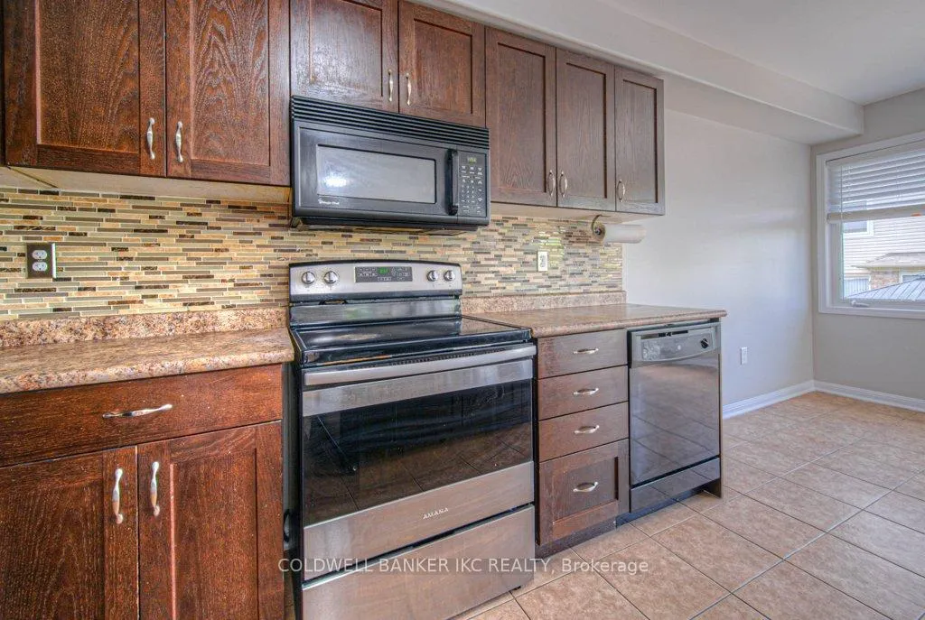 Photo 17 of 164 Chase Crescent, Cambridge, Silver Heights — HOMEH