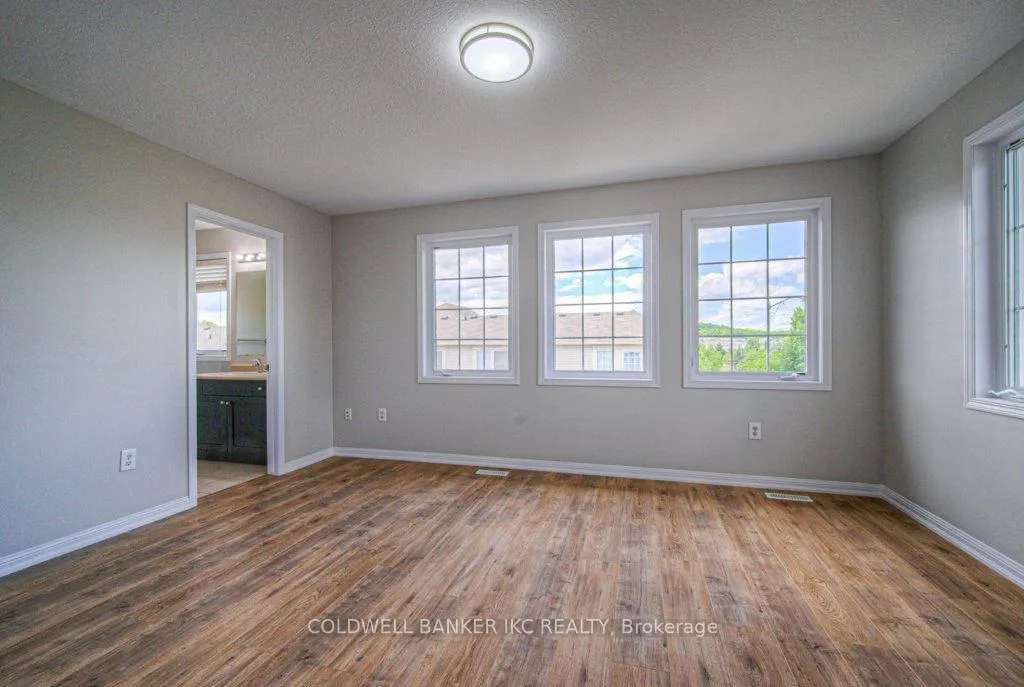 Photo 22 of 164 Chase Crescent, Cambridge, Silver Heights — HOMEH