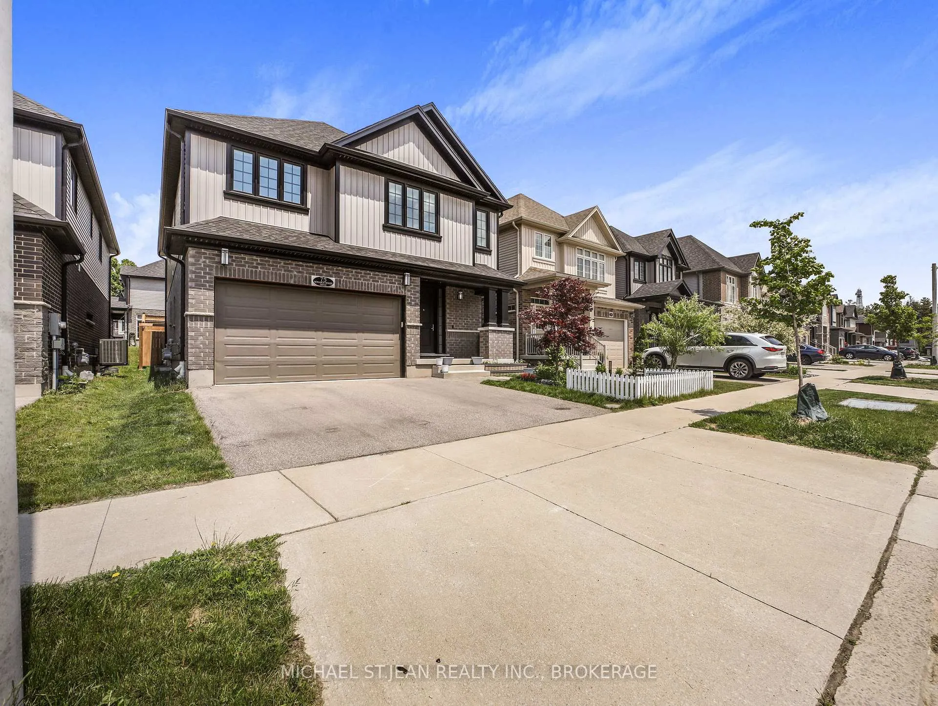 Photo 3 of 75 Monarch Woods Drive, Kitchener — HOMEH