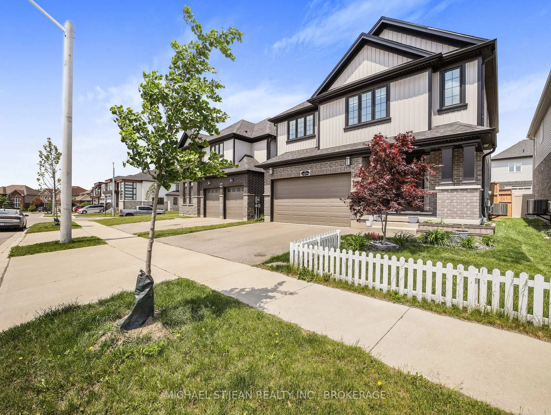 Photo 4 of 75 Monarch Woods Drive, Kitchener — HOMEH